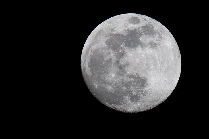 Moon 728x485 - Review - Canon EOS 80D
