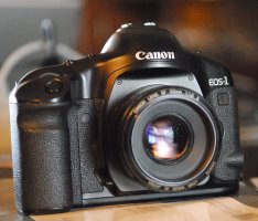 1200px-Canon_EOS-1V.jpg