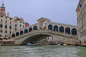 Rialto Bridge from Gondola.jpg