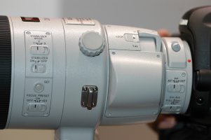 Canon-200-400-f-1.4-TC-Inbuilt-Controls-Close-up-incl.-1.4TC-lever.jpg