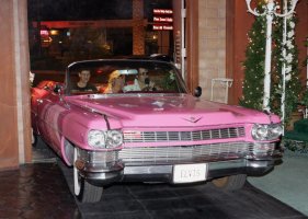 Elvis-in-pink-cadillac.jpg