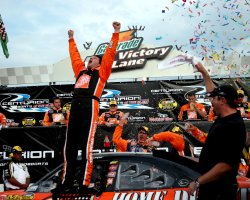 Tony Stewart Victory Lane 2007.jpg