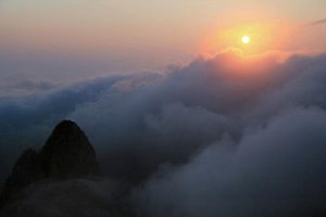 Huangshan First Sunrise 3.jpg