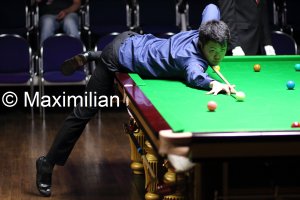 08 Wenbo v Saegkham on tiptoes.JPG