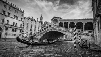 Gondola Under Rialto.jpg