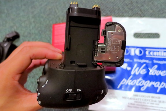Canon BG-E11 Battery Grip Pics & Preview IMG 0759 575x383 - Canon BG-E11 Battery Grip Pics & Preview