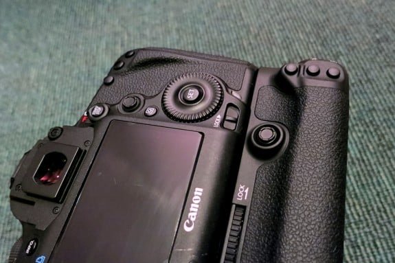IMG 0766 575x383 - Canon BG-E11 Battery Grip Pics & Preview