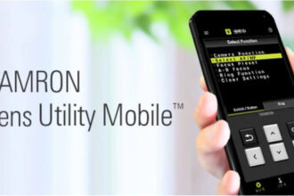 手に持った携帯電話 中程度の精度で自動的に生成された説明